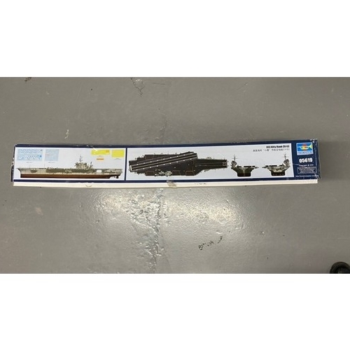 3 - Trumpeter USS Kitty Hawk CV-63 - 05919 - 1/350 Scale. (4000g) (1).

Box dimensions - 99x41x13cm.