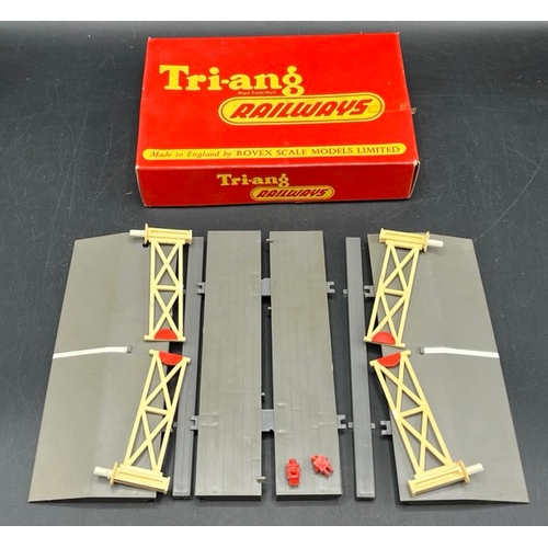 359 - Tri-ang Railways track-side accessories and track, many boxed 
(6400g)
Includes Trian Railways:-
R70... 