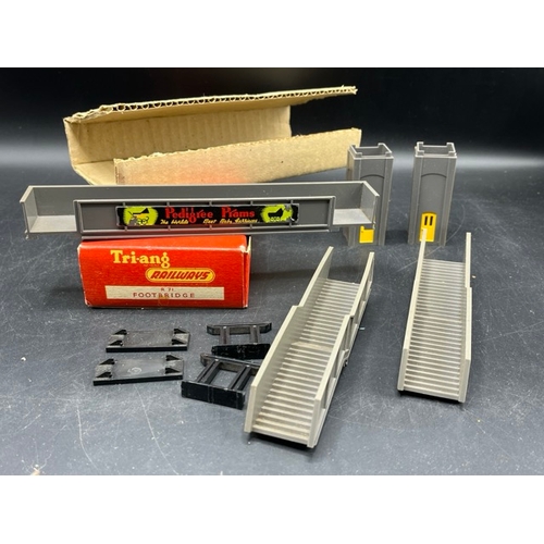 359 - Tri-ang Railways track-side accessories and track, many boxed 
(6400g)
Includes Trian Railways:-
R70... 