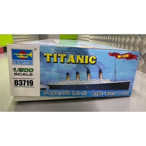 5 - Trumpeter RMS Titanic 'The Queen of the ocean' - 03719 - 1/200 Scale & Accessories. (5000g) (4).
The... 