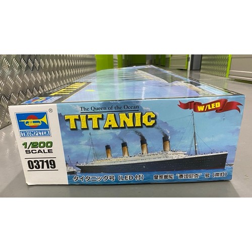 5 - Trumpeter RMS Titanic 'The Queen of the ocean' - 03719 - 1/200 Scale & Accessories. (5000g) (4).
The... 