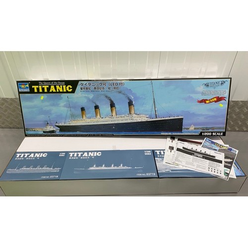 5 - Trumpeter RMS Titanic 'The Queen of the ocean' - 03719 - 1/200 Scale & Accessories. (5000g) (4).
The... 