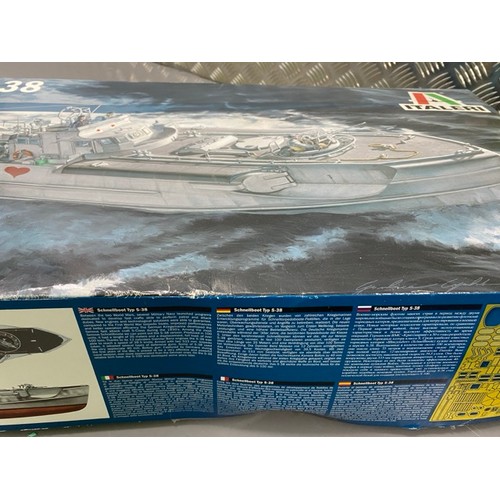 8 - Italeri - Schnellboot type S-38 - 5620 - 1/35 Scale. (3700g) (1).
Includes Painted Crew members.
Unb... 