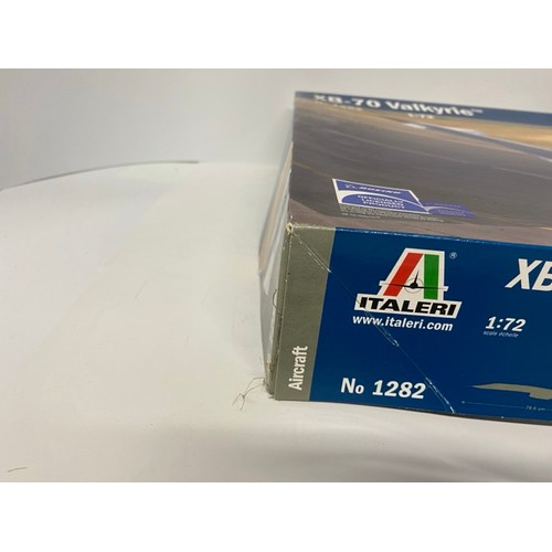 11 - 2 Italerie - XB-70 Valkyrie - 1282 - 1/72 Scale. (1100g). (2).
1 box is sealed as bought, 2nd is ope... 