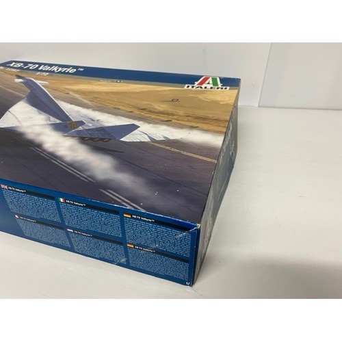 11 - 2 Italerie - XB-70 Valkyrie - 1282 - 1/72 Scale. (1100g). (2).
1 box is sealed as bought, 2nd is ope... 