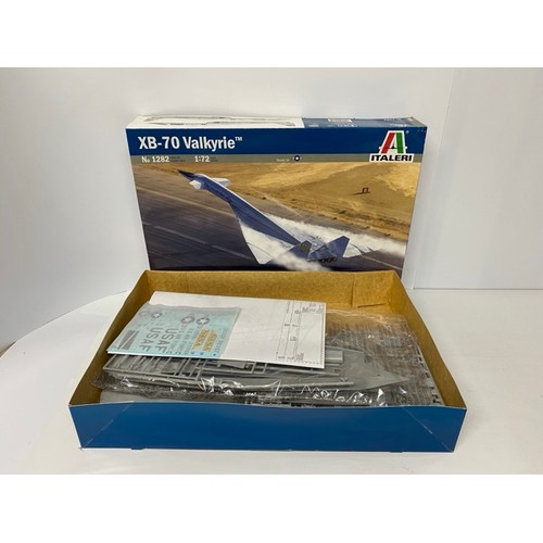 11 - 2 Italerie - XB-70 Valkyrie - 1282 - 1/72 Scale. (1100g). (2).
1 box is sealed as bought, 2nd is ope... 