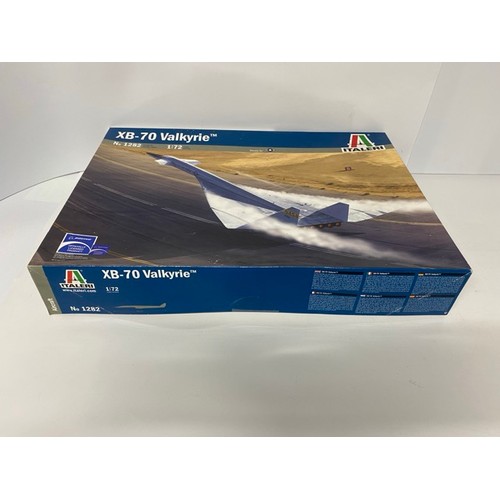 11 - 2 Italerie - XB-70 Valkyrie - 1282 - 1/72 Scale. (1100g). (2).
1 box is sealed as bought, 2nd is ope... 