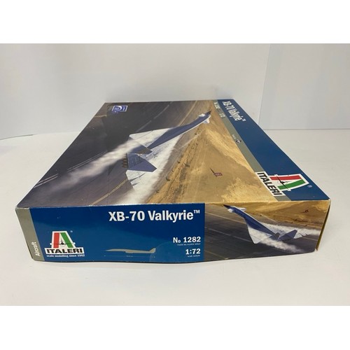 11 - 2 Italerie - XB-70 Valkyrie - 1282 - 1/72 Scale. (1100g). (2).
1 box is sealed as bought, 2nd is ope... 