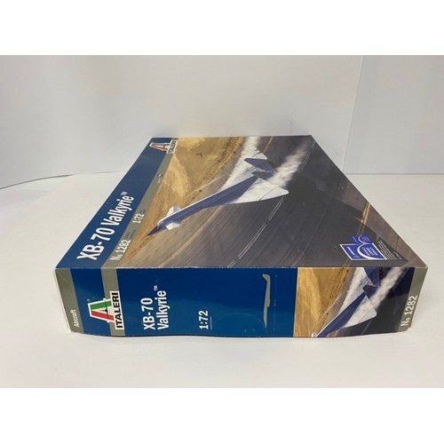 11 - 2 Italerie - XB-70 Valkyrie - 1282 - 1/72 Scale. (1100g). (2).
1 box is sealed as bought, 2nd is ope... 