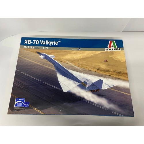 11 - 2 Italerie - XB-70 Valkyrie - 1282 - 1/72 Scale. (1100g). (2).
1 box is sealed as bought, 2nd is ope... 