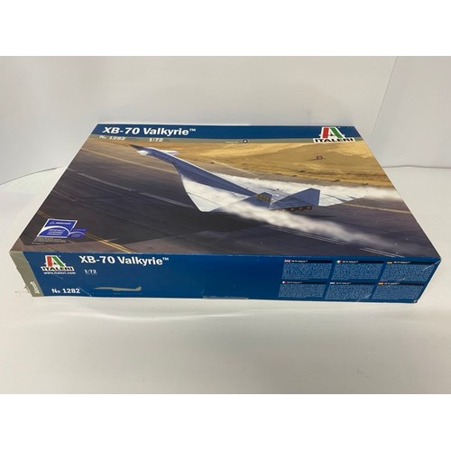 11 - 2 Italerie - XB-70 Valkyrie - 1282 - 1/72 Scale. (1100g). (2).
1 box is sealed as bought, 2nd is ope... 