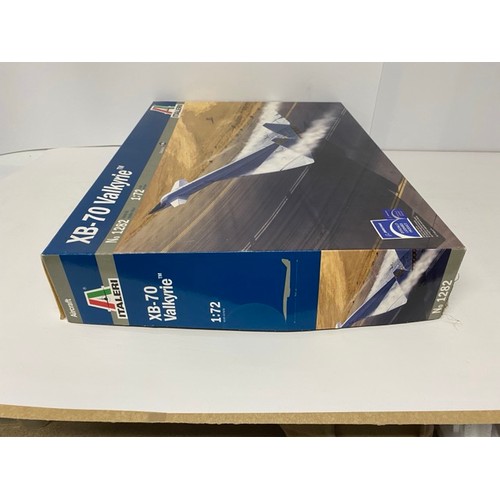 11 - 2 Italerie - XB-70 Valkyrie - 1282 - 1/72 Scale. (1100g). (2).
1 box is sealed as bought, 2nd is ope... 