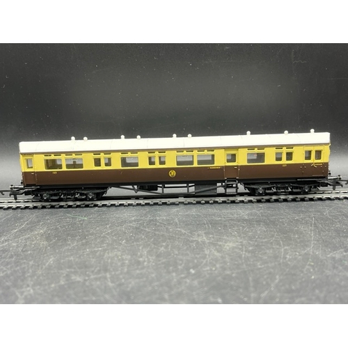 349 - Hornby OO gauge Two rakes of GWR Coaches 'Ready-to-Roll'
(1000g)
Hornby R4291 GWR Composite Coach 61... 