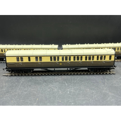 349 - Hornby OO gauge Two rakes of GWR Coaches 'Ready-to-Roll'
(1000g)
Hornby R4291 GWR Composite Coach 61... 