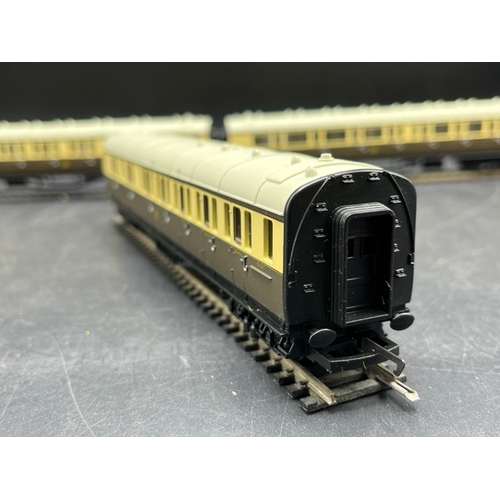 349 - Hornby OO gauge Two rakes of GWR Coaches 'Ready-to-Roll'
(1000g)
Hornby R4291 GWR Composite Coach 61... 