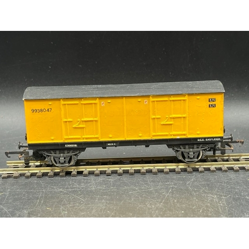 350 - 15 OO gauge Boxed Rolling stock 'Ready-to-Roll'
(2000g)
Hornby R6393 3 Assorted Plank Private Owner ... 