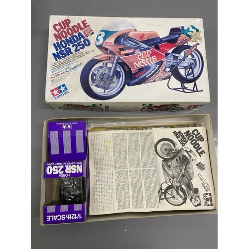 18 - 5 Model Bike Kits - Italerie Triumph 3HW, Italeri Norton Manx 500cc, Italierie Norton 750 Commando, ... 