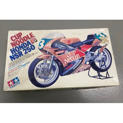 18 - 5 Model Bike Kits - Italerie Triumph 3HW, Italeri Norton Manx 500cc, Italierie Norton 750 Commando, ... 