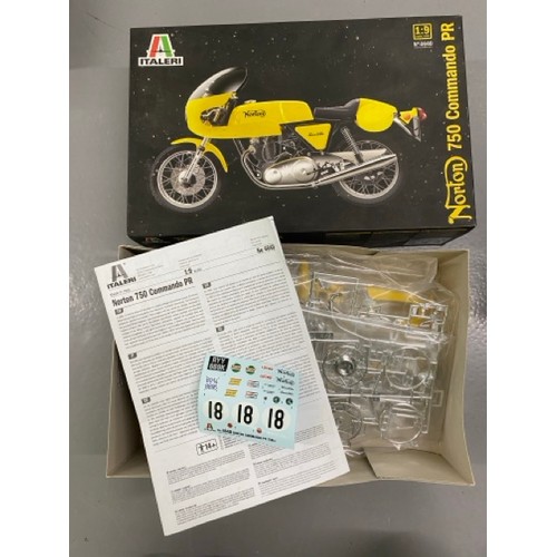 18 - 5 Model Bike Kits - Italerie Triumph 3HW, Italeri Norton Manx 500cc, Italierie Norton 750 Commando, ... 