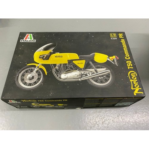 18 - 5 Model Bike Kits - Italerie Triumph 3HW, Italeri Norton Manx 500cc, Italierie Norton 750 Commando, ... 