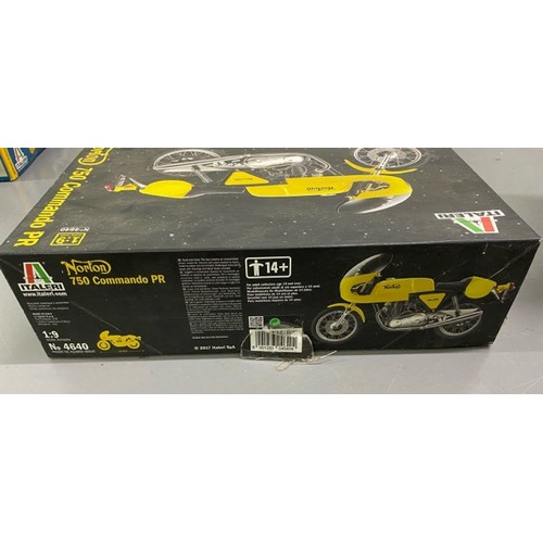 18 - 5 Model Bike Kits - Italerie Triumph 3HW, Italeri Norton Manx 500cc, Italierie Norton 750 Commando, ... 