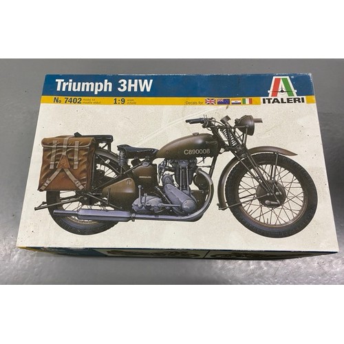 18 - 5 Model Bike Kits - Italerie Triumph 3HW, Italeri Norton Manx 500cc, Italierie Norton 750 Commando, ... 