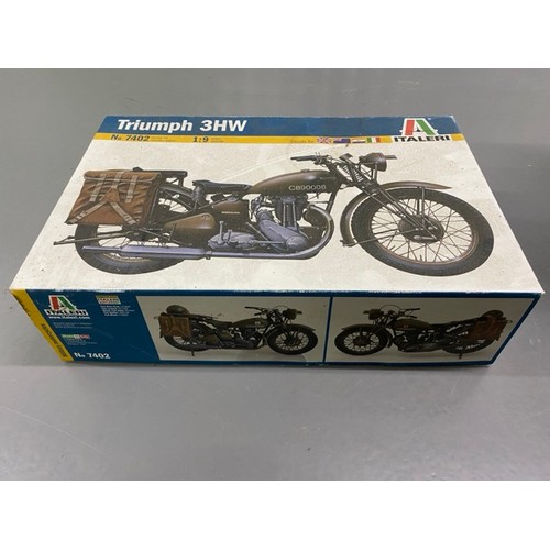 18 - 5 Model Bike Kits - Italerie Triumph 3HW, Italeri Norton Manx 500cc, Italierie Norton 750 Commando, ... 