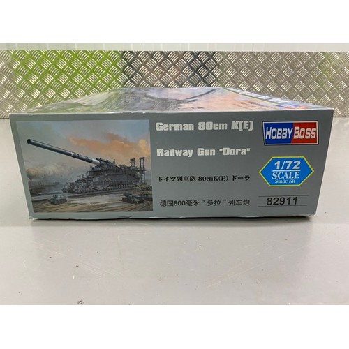 19 - HobbyBoss Model Kit - German 80cm K(E) Railway Gun 'Dora' - 82911 - 1/72 Scale (4000g).