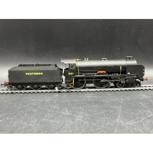 292 - Three 'OO' gauge Boxed Hornby Steam Locomotives, each Tested Runners
(1800g)
Hornby R3458 Class V Sc... 