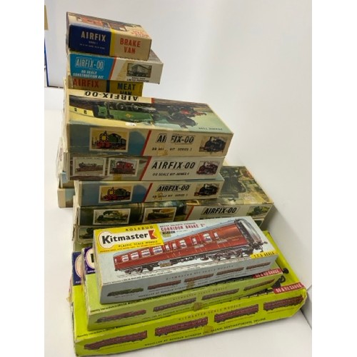 41 - 18 Airfix/Kitmaster Model Kits - 3 Airfix 00 Prairie Tanks, 2 Airfix 00 BR Moguls, 2 Airfix Brake Va... 