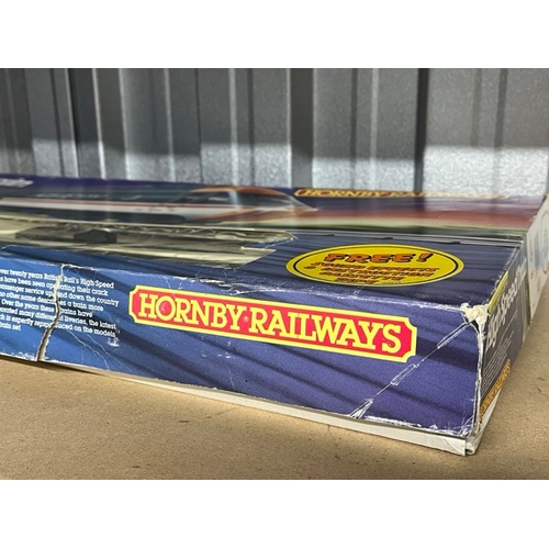 224 - Hornby R695 High Speed Train Inter City set, Loco Tested Runner with lights
(2000g)
Swallow livery, ... 