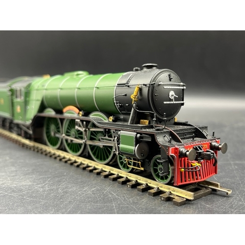 225 - Hornby R2953 Flying Scotsman USA 1969 Train Pack with Class A3 4472 'Flying Scotsman' double tender ... 