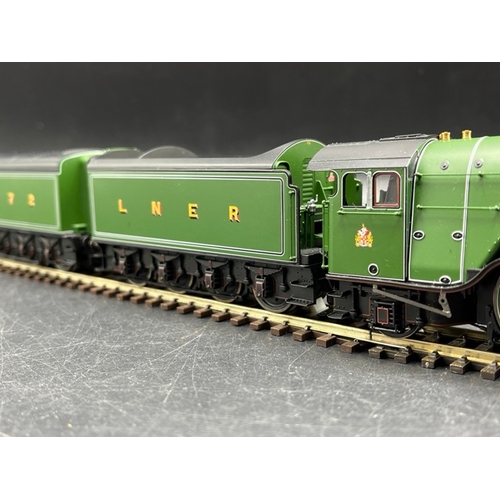 225 - Hornby R2953 Flying Scotsman USA 1969 Train Pack with Class A3 4472 'Flying Scotsman' double tender ... 