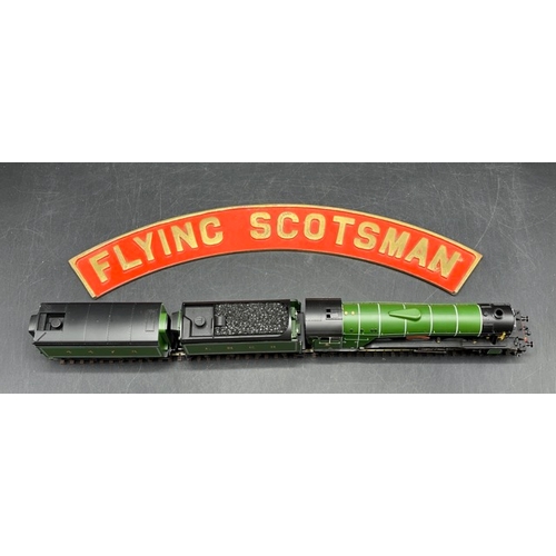 225 - Hornby R2953 Flying Scotsman USA 1969 Train Pack with Class A3 4472 'Flying Scotsman' double tender ... 