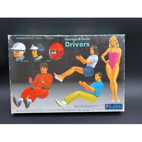 37 - 18 Model Figure/Scene Kits Various - Mainly 1/35 Scale (2500G).
MB (Master Box Ltd) - Outlaw. Gunsli... 