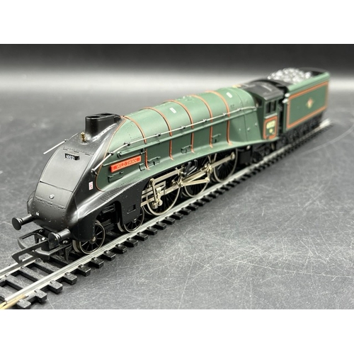 297 - Two Hornby OO gauge Steam Locomotives in Boxes, both Tested Runners
(1200g)
Hornby R2342 Class A3 4-... 