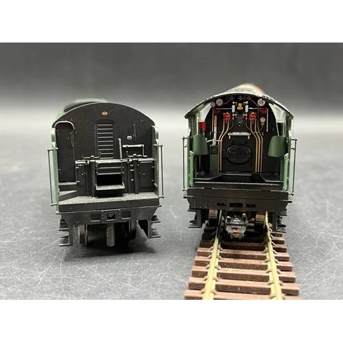 299 - Two Hornby OO gauge 'Common Wealth of Australia' Steam Locomotives in Boxes, both Tested Runners
(13... 