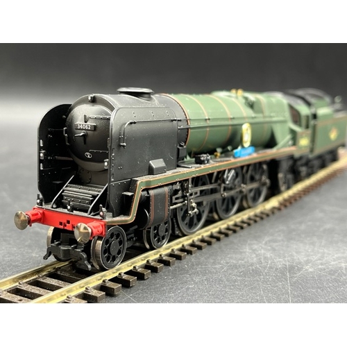 301 - Two 'Squadron' Hornby OO gauge Steam Locomotives in Boxes, one Tested Runner
(1300g)
Hornby R2587 Re... 