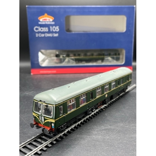 175 - Bachmann Branchline 31-326 Class 105 2 car Cravens DMU in BR green with speed whiskers. Kings Cross/... 