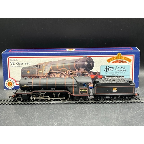 312 - Two Bachmann Gresley V2 Class 2-6-2 OO gauge Steam Locomotives in Boxes, both Tested Runners
(1100g)... 