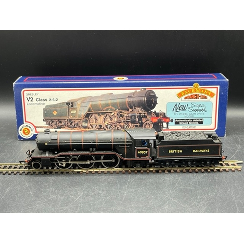 312 - Two Bachmann Gresley V2 Class 2-6-2 OO gauge Steam Locomotives in Boxes, both Tested Runners
(1100g)... 