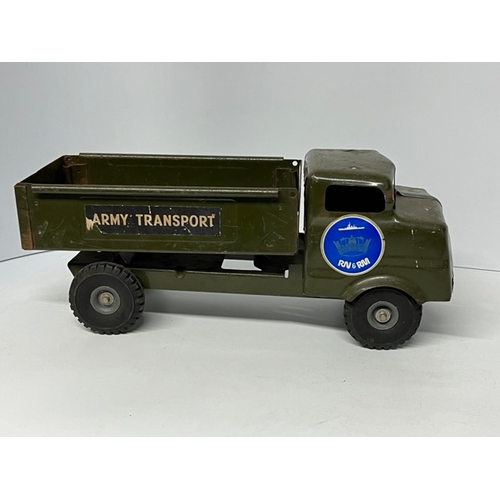 362 - Tri-ang Army Transport Truck from Triang Junior Series
(1400g)
Missing details
38cms