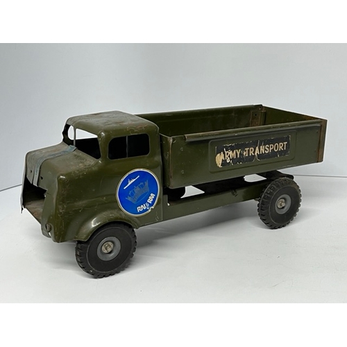 362 - Tri-ang Army Transport Truck from Triang Junior Series
(1400g)
Missing details
38cms