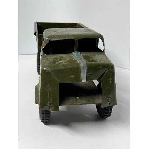 362 - Tri-ang Army Transport Truck from Triang Junior Series
(1400g)
Missing details
38cms