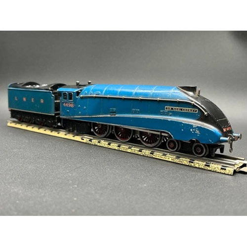 157 - Pre-war Hornby Dublo clockwork DL1 Streamlined 4-6-2 locomotive with tender No. 4498 Sir Nigel Gresl... 