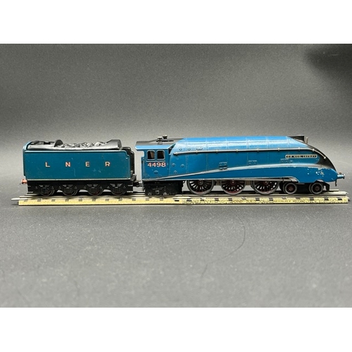 157 - Pre-war Hornby Dublo clockwork DL1 Streamlined 4-6-2 locomotive with tender No. 4498 Sir Nigel Gresl... 