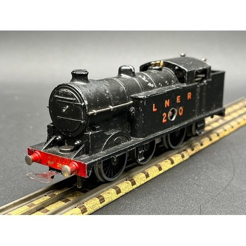 159 - Hornby Dublo DL7 Pre War Clockwork LNER Class N2 0-6-2 Tank Loco 2690
(300g)
Mechanism not tested, n... 