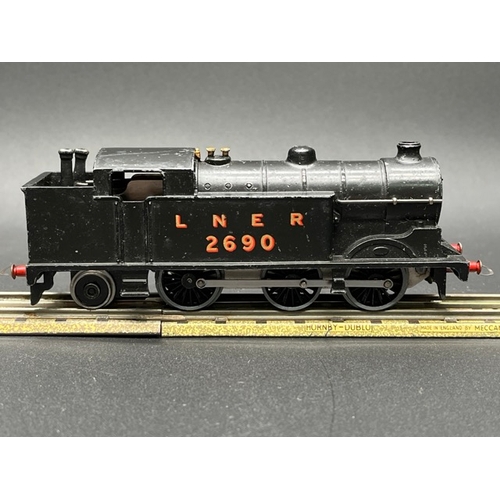 159 - Hornby Dublo DL7 Pre War Clockwork LNER Class N2 0-6-2 Tank Loco 2690
(300g)
Mechanism not tested, n... 