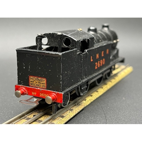 159 - Hornby Dublo DL7 Pre War Clockwork LNER Class N2 0-6-2 Tank Loco 2690
(300g)
Mechanism not tested, n... 