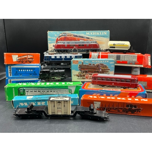 73 - 4 HO Märklin locomotives with 10 Boxed and un-boxed Rolling-stock
(3000g)
Locomotives NOT Tested as ... 